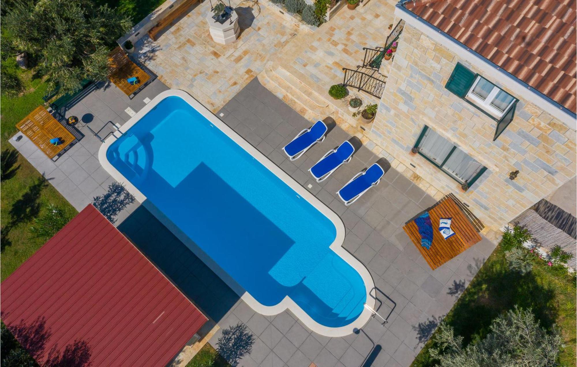 Cozy Home In Zrnovnica With Wifi Exterior photo